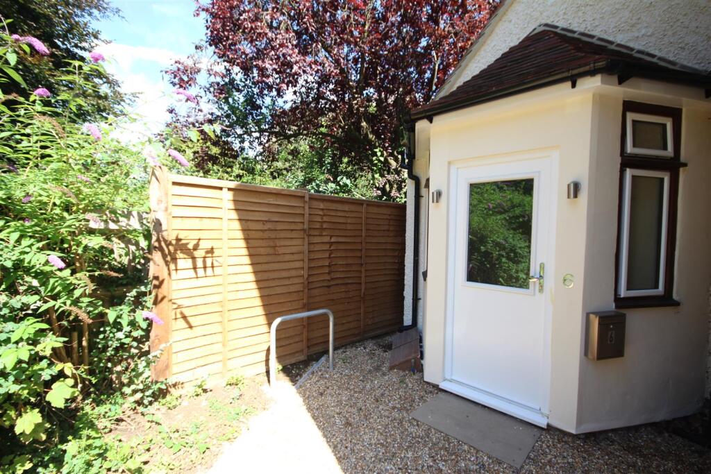 4 bed Studio for rent in Guildford. From Cavender Estate Agent - Guildford 4 bed Studio for rent in Guildford. From Cavender Estate Agent - Guildford