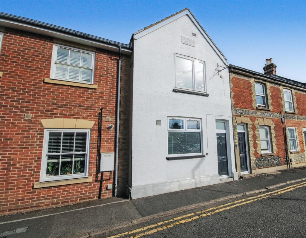 2 bed Detached for rent in Guildford. From Cavender Estate Agent - Guildford