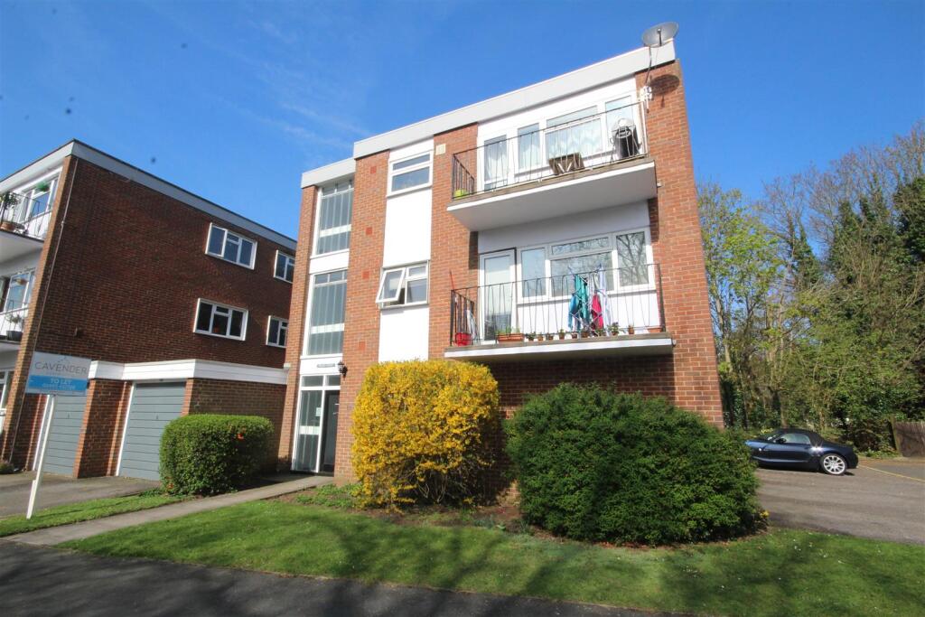 2 bed 1st Floor Flat for rent in Guildford. From Cavender Estate Agent - Guildford