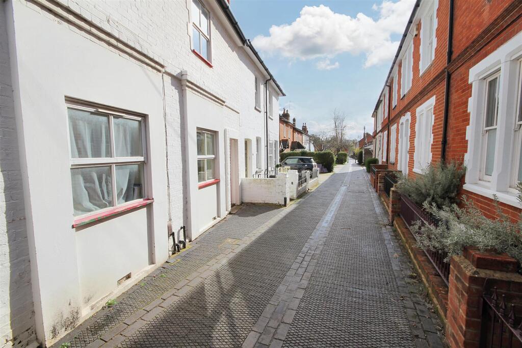 2 bed Detached for rent in Guildford. From Cavender Estate Agent - Guildford 2 bed Detached for rent in Guildford. From Cavender Estate Agent - Guildford