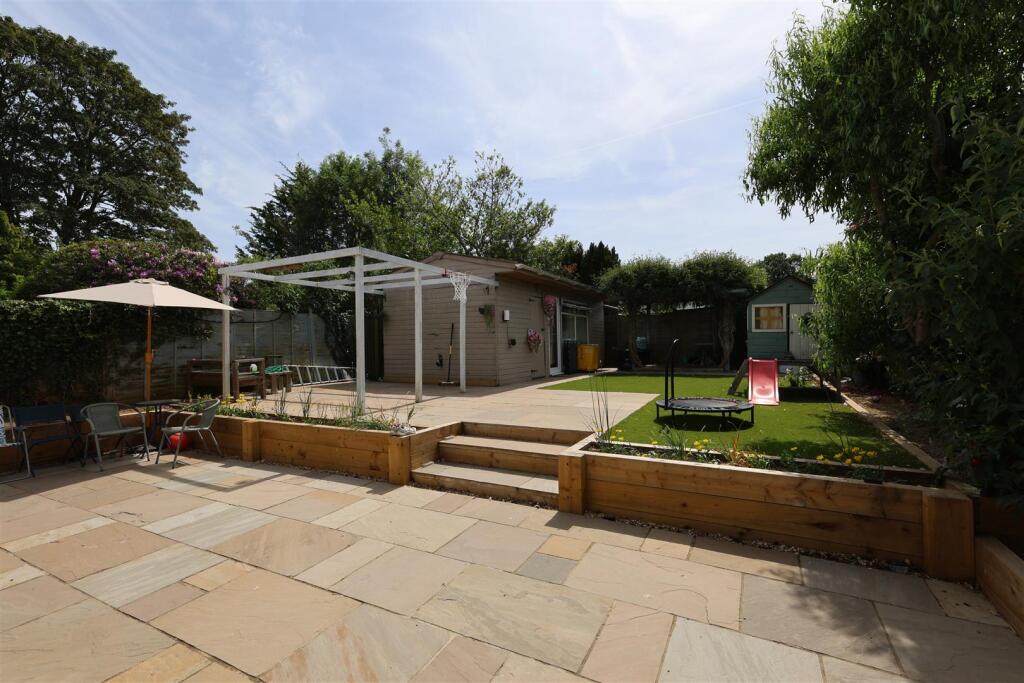 5 bed Bungalow for rent in Hilden Park. From Cavendish - Sevenoaks