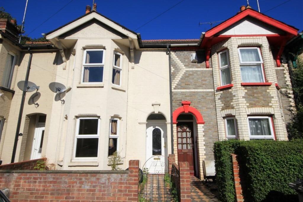 3 bed Mid Terraced House for rent in Reading. From Farmer & Dyer - Caversham