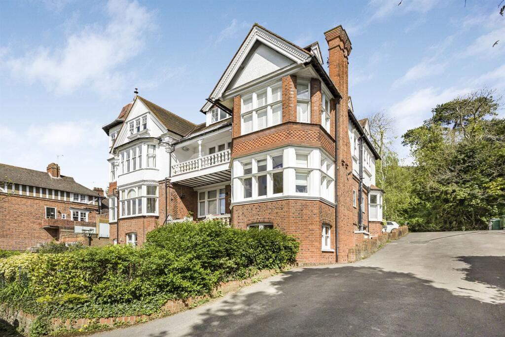 3 bed Apartment for rent in Chazey Heath. From Farmer & Dyer - Caversham