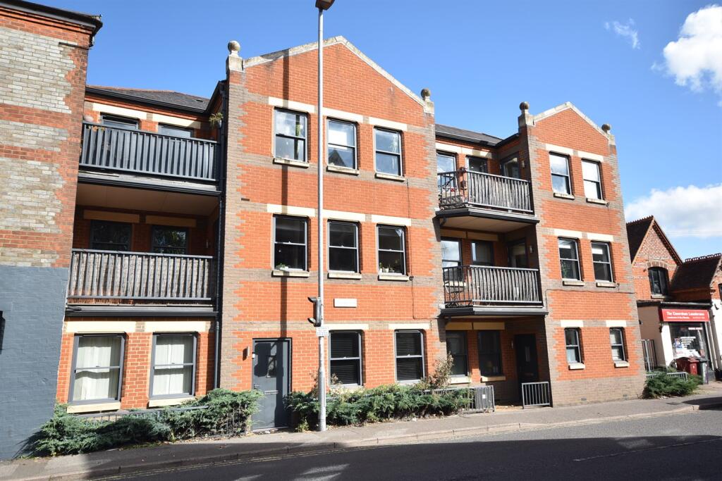 2 bed Apartment for rent in Chalkhouse Green. From Farmer & Dyer - Caversham 2 bed Apartment for rent in Chalkhouse Green. From Farmer & Dyer - Caversham