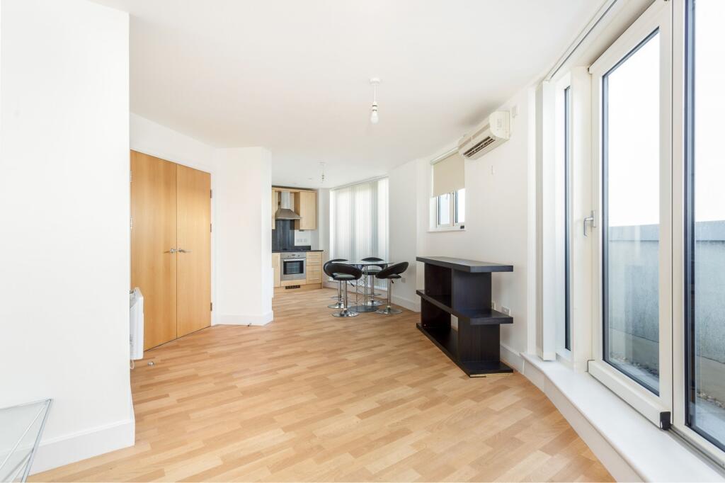 2 bed 1st Floor Flat for rent in Portsmouth. From Leaders Waterside Properties Sales - Gunwharf Quays
