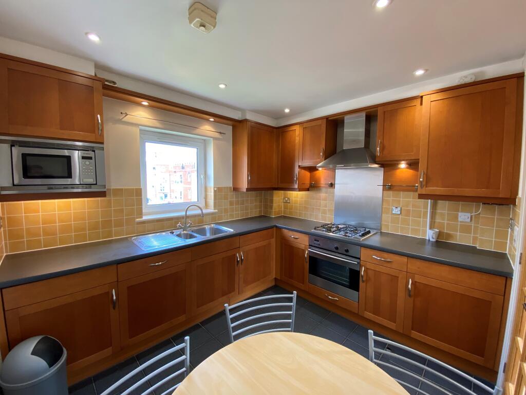 2 bed 1st Floor Flat for rent in Portsmouth. From Leaders Waterside Properties Sales - Gunwharf Quays