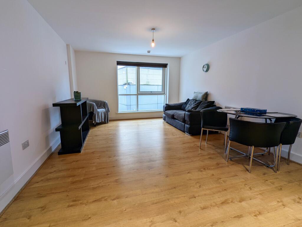 2 bed 1st Floor Flat for rent in Portsmouth. From Leaders Waterside Properties Sales - Gunwharf Quays 2 bed 1st Floor Flat for rent in Portsmouth. From Leaders Waterside Properties Sales - Gunwharf Quays