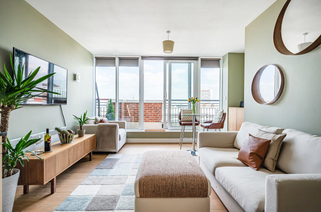 1 bed 1st Floor Flat for rent in Portsmouth. From Leaders Waterside Properties Sales - Gunwharf Quays 1 bed 1st Floor Flat for rent in Portsmouth. From Leaders Waterside Properties Sales - Gunwharf Quays