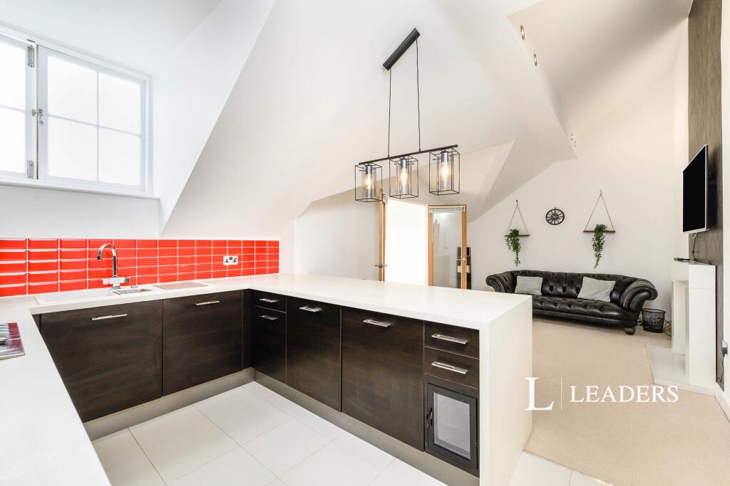 2 bed 1st Floor Flat for rent in Portsmouth. From Leaders Waterside Properties Sales - Gunwharf Quays