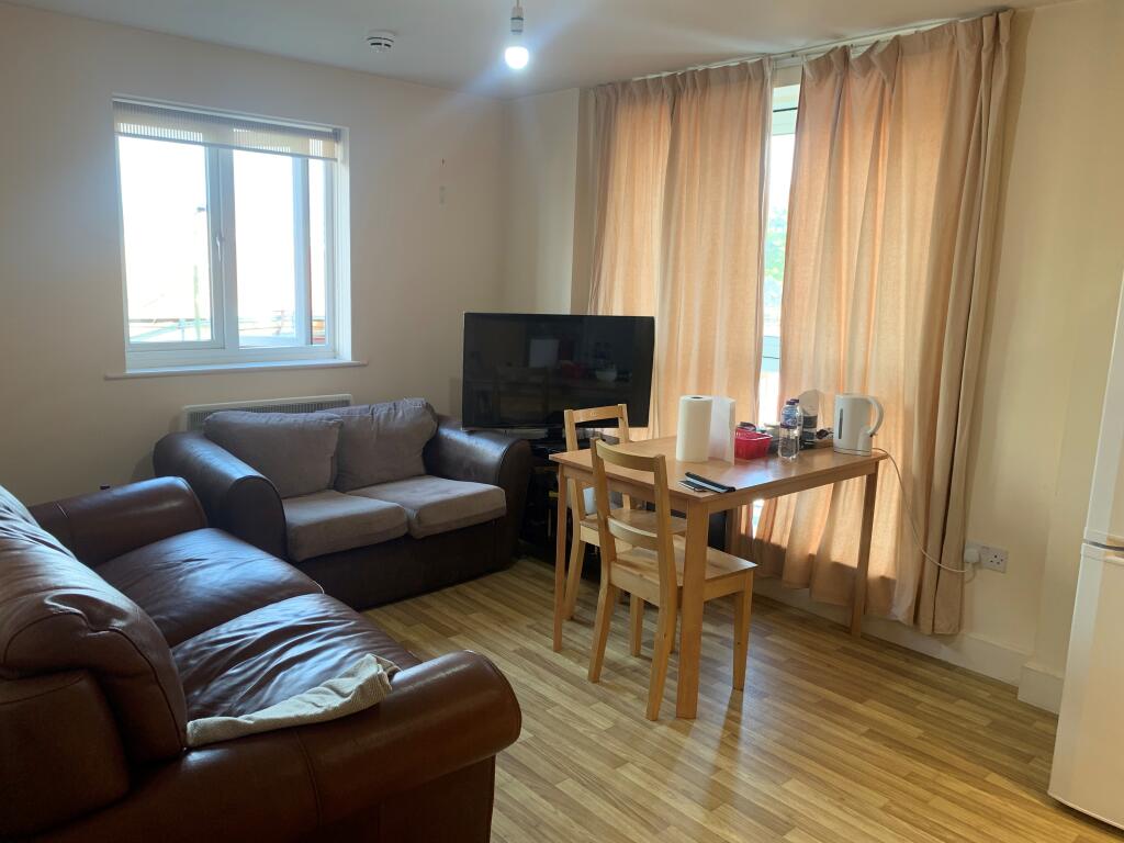 2 bed 1st Floor Flat for rent in Portsmouth. From Leaders Waterside Properties Sales - Gunwharf Quays 2 bed 1st Floor Flat for rent in Portsmouth. From Leaders Waterside Properties Sales - Gunwharf Quays