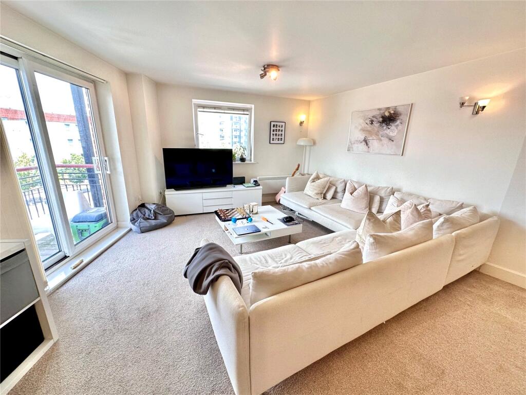 2 bed 1st Floor Flat for rent in Portsmouth. From Leaders Waterside Properties Sales - Gunwharf Quays