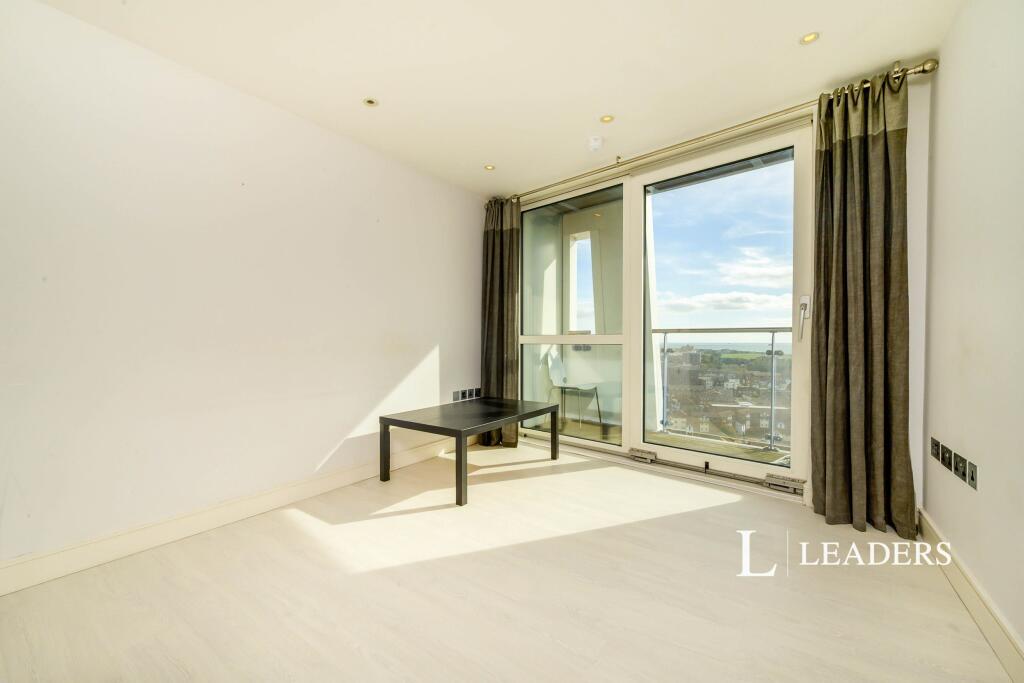 2 bed 1st Floor Flat for rent in Portsmouth. From Leaders Waterside Properties Sales - Gunwharf Quays