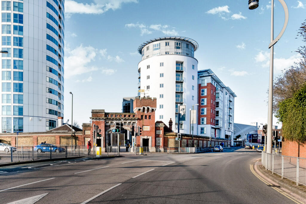 4 bed Studio for rent in Portsmouth. From Leaders Waterside Properties Sales - Gunwharf Quays