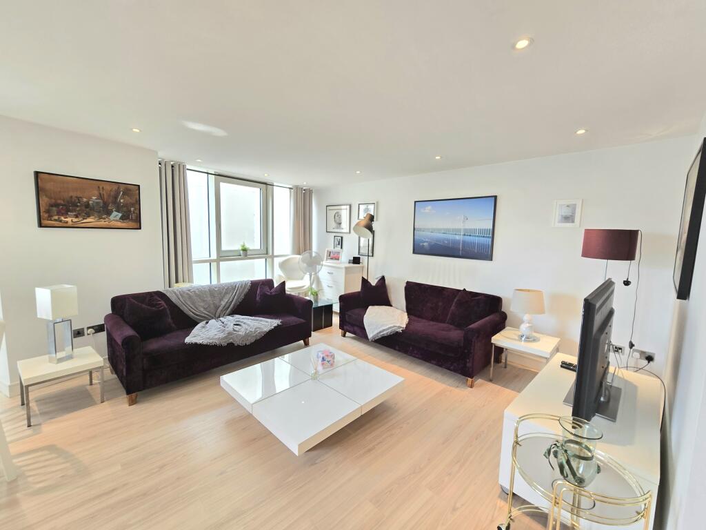 2 bed 1st Floor Flat for rent in Portsmouth. From Leaders Waterside Properties Sales - Gunwharf Quays