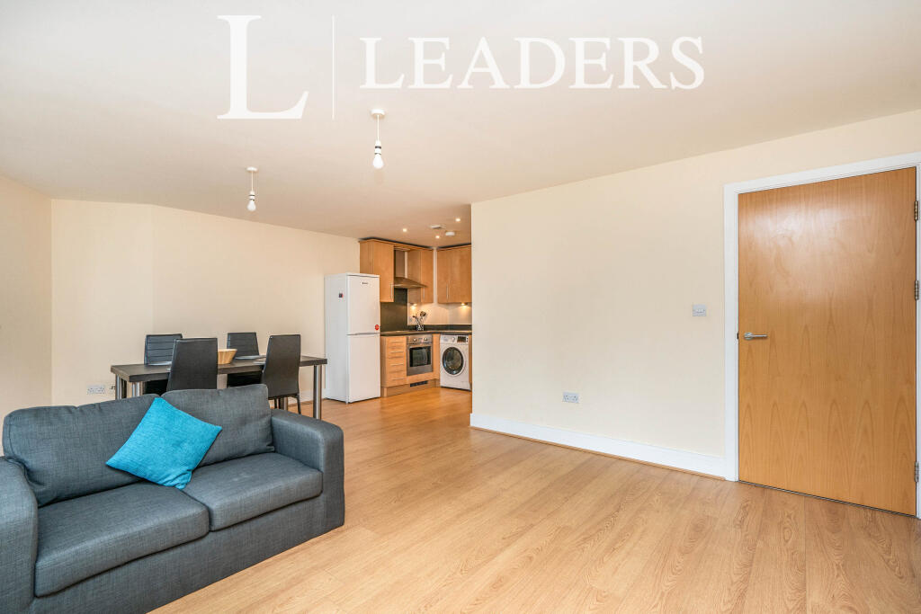 2 bed 1st Floor Flat for rent in Portsmouth. From Leaders Waterside Properties Sales - Gunwharf Quays