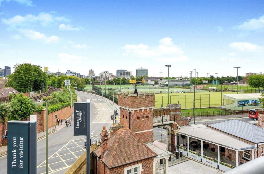 2 bed 1st Floor Flat for rent in Portsmouth. From Leaders Waterside Properties Sales - Gunwharf Quays