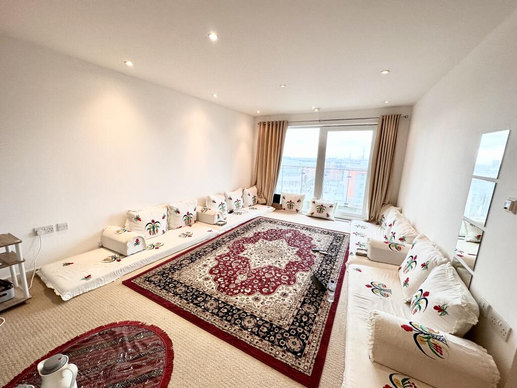 2 bed 1st Floor Flat for rent in Portsmouth. From Leaders Waterside Properties Sales - Gunwharf Quays