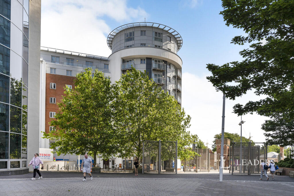 4 bed 1st Floor Flat for rent in Portsmouth. From Leaders Waterside Properties Sales - Gunwharf Quays 4 bed 1st Floor Flat for rent in Portsmouth. From Leaders Waterside Properties Sales - Gunwharf Quays