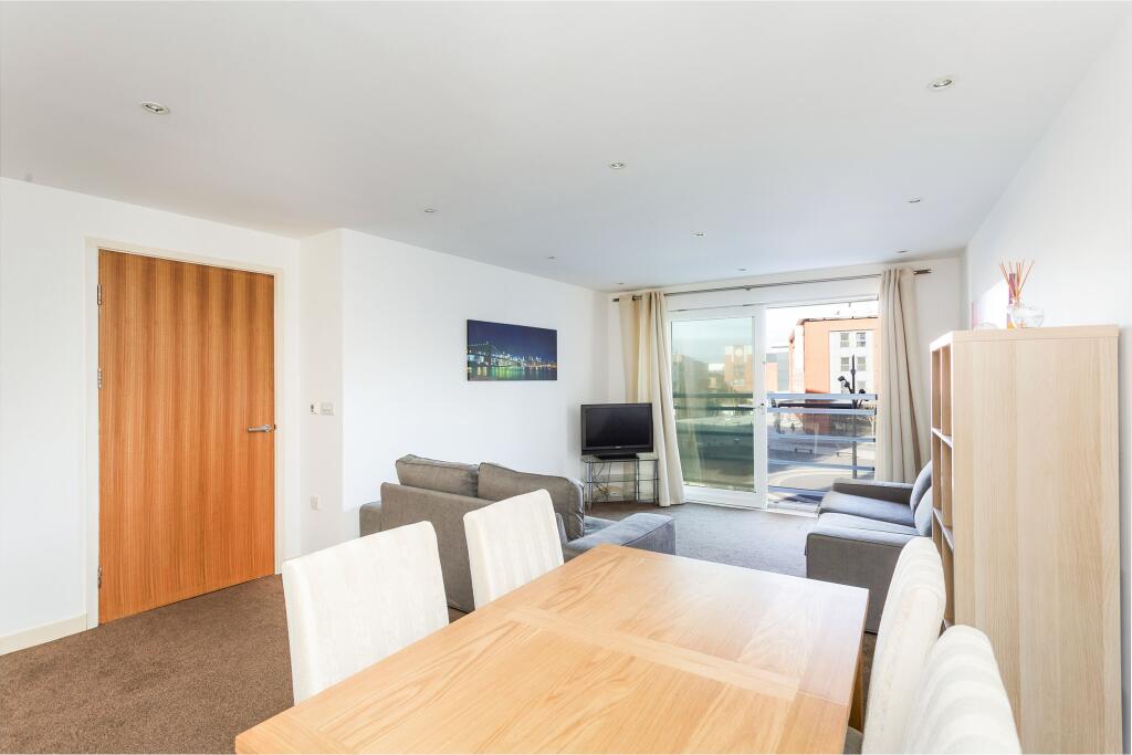 2 bed 1st Floor Flat for rent in Portsmouth. From Leaders Waterside Properties Sales - Gunwharf Quays