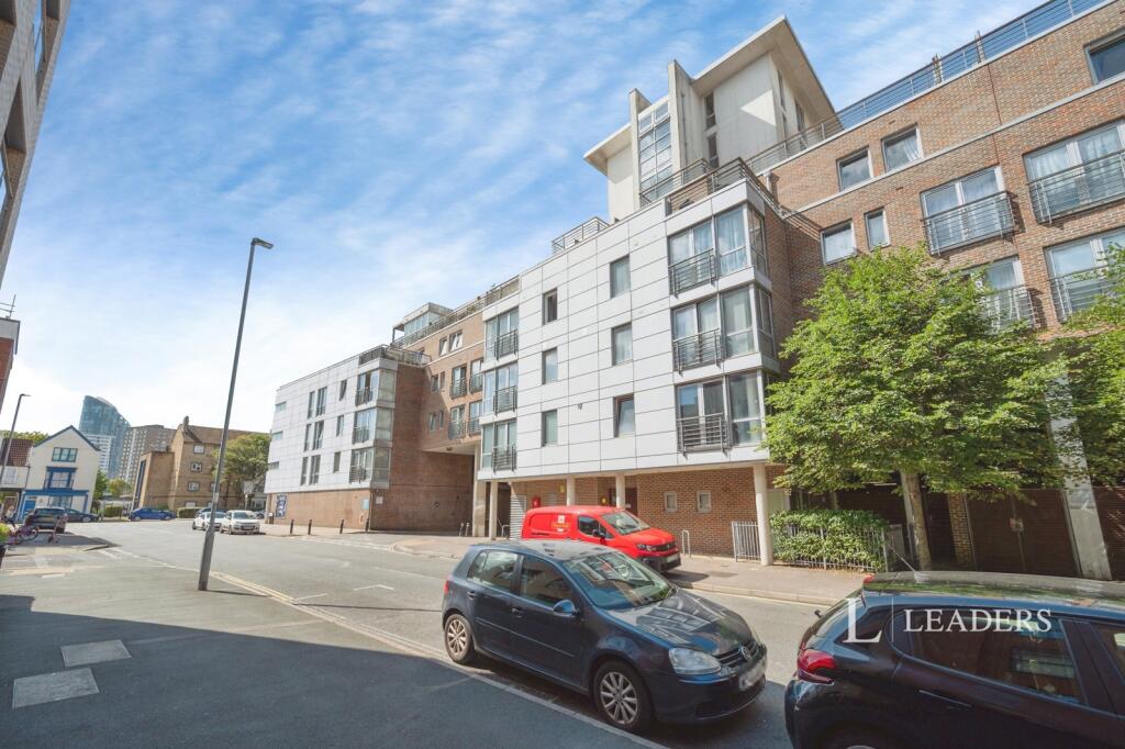 2 bed 1st Floor Flat for rent in Portsmouth. From Leaders Waterside Properties Sales - Gunwharf Quays