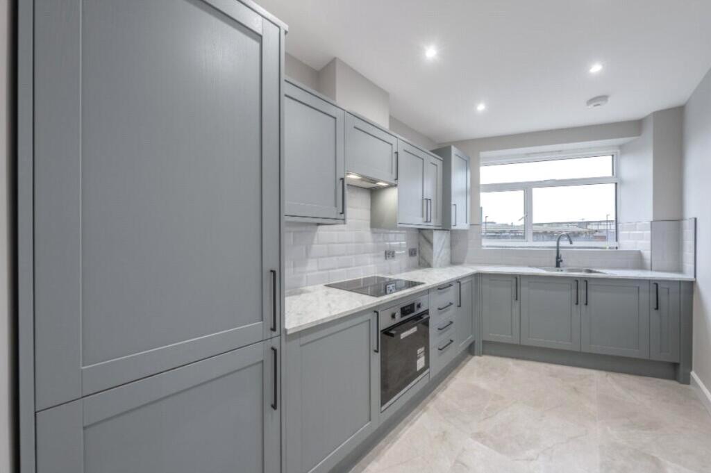 3 bed 1st Floor Flat for rent in Portsmouth. From Leaders Waterside Properties Sales - Gunwharf Quays