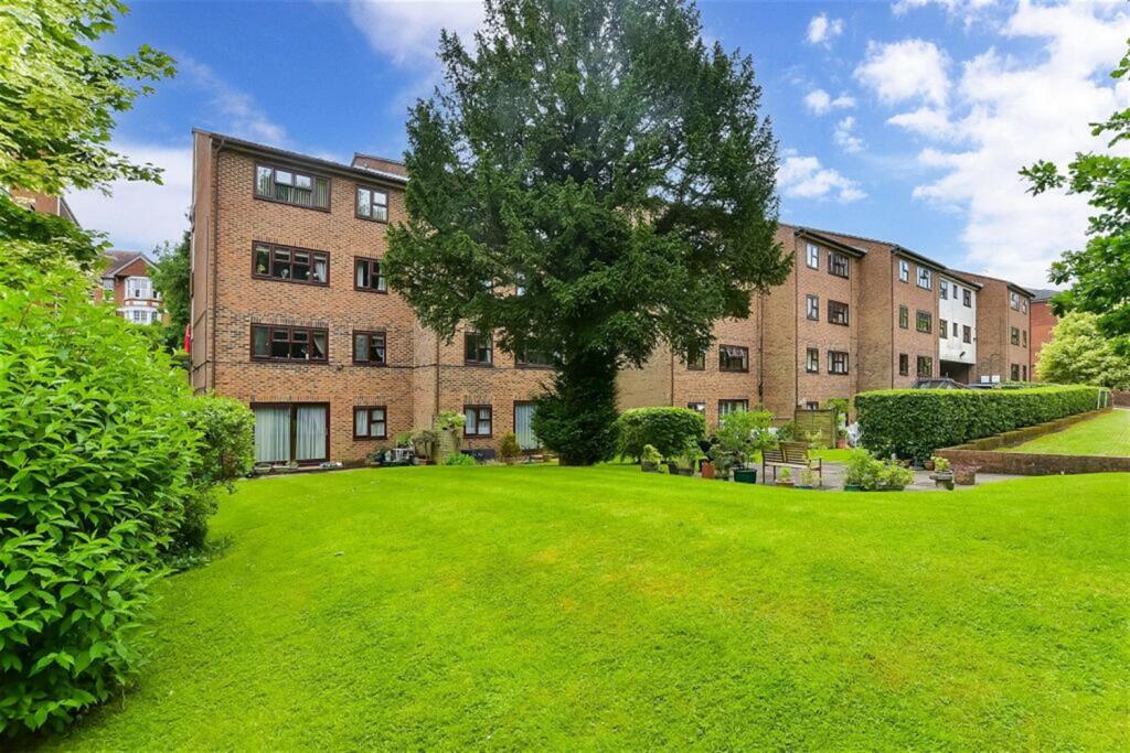 1 bed 1st Floor Flat for rent in Caterham. From Davis Homes - Essex & London