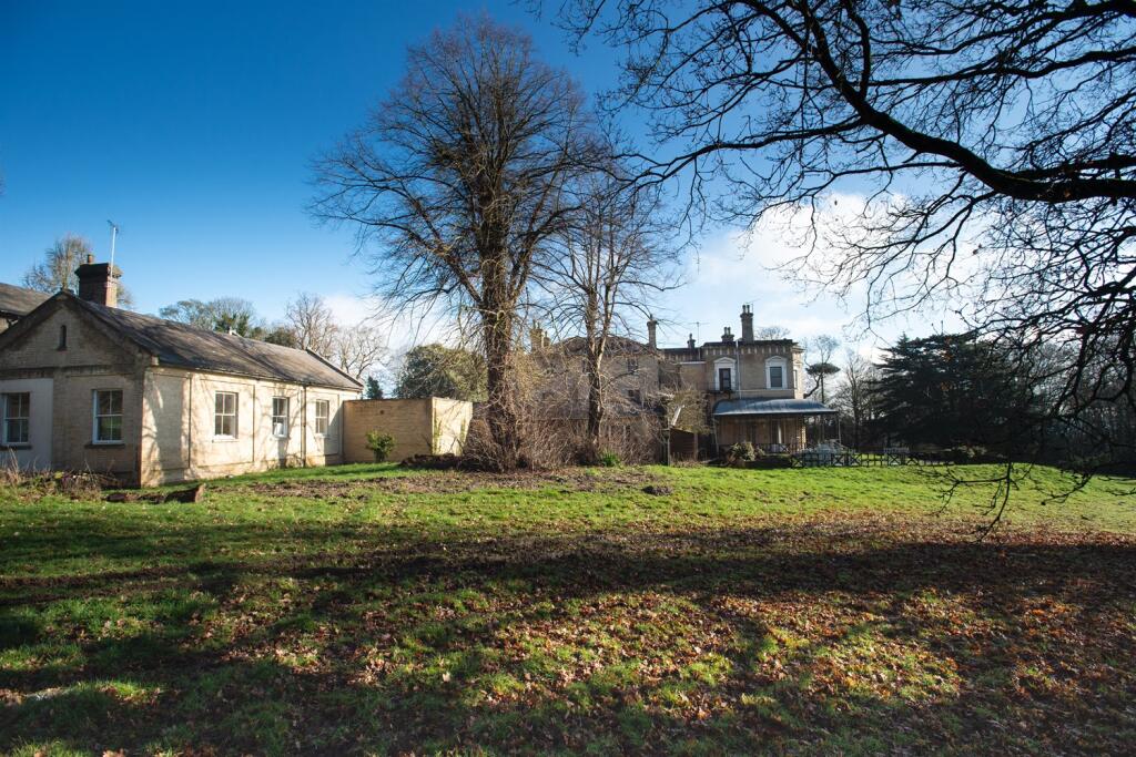 7 bed Detached for rent in Great Warley. From Davis Homes - Essex & London