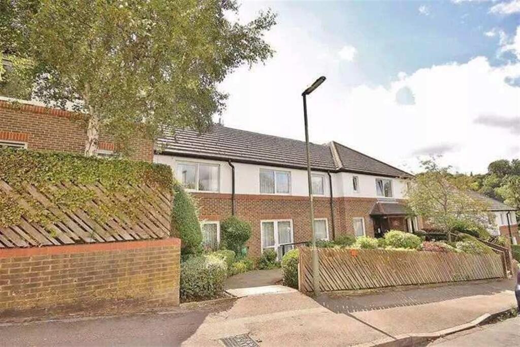 1 bed 1st Floor Flat for rent in Caterham. From Davis Homes - Essex & London