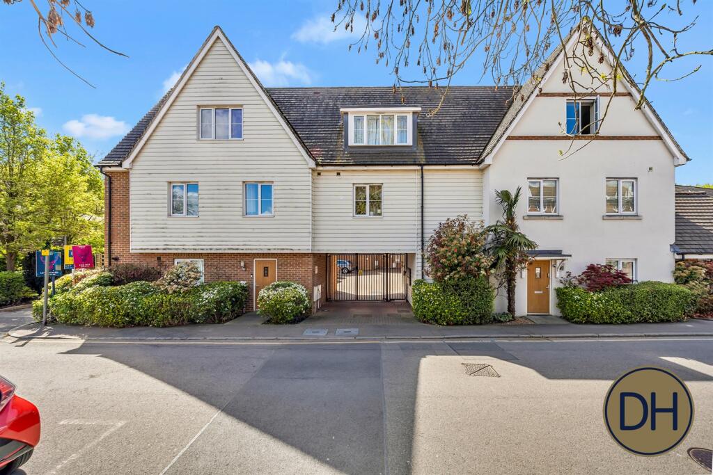 2 bed 1st Floor Flat for rent in Theydon Bois. From Davis Homes - Essex & London