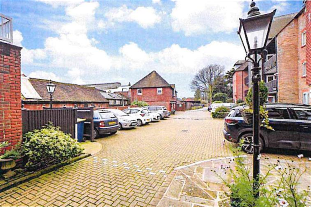 1 bed 1st Floor Flat for rent in Arundel. From Davis Homes - Essex & London 1 bed 1st Floor Flat for rent in Arundel. From Davis Homes - Essex & London