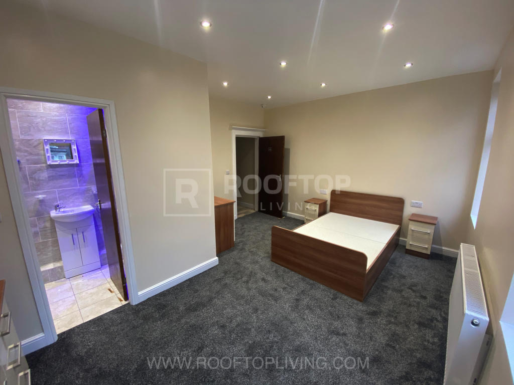 9 bed Detached House for rent in Leeds. From Rooftop Living - UK Ltd