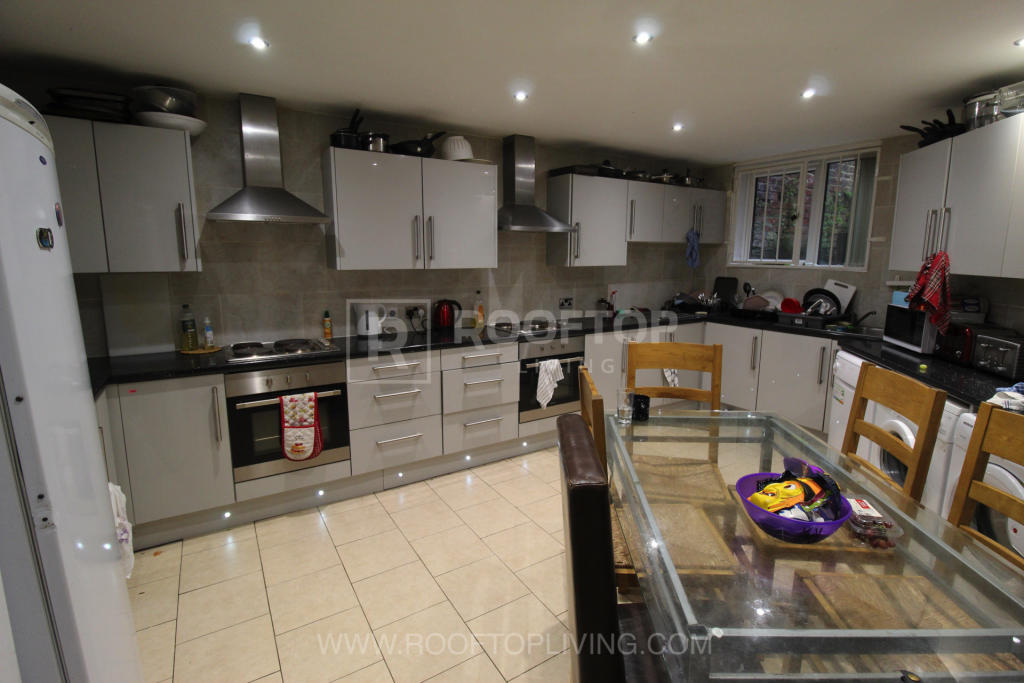 9 bed Detached House for rent in Leeds. From Rooftop Living - UK Ltd