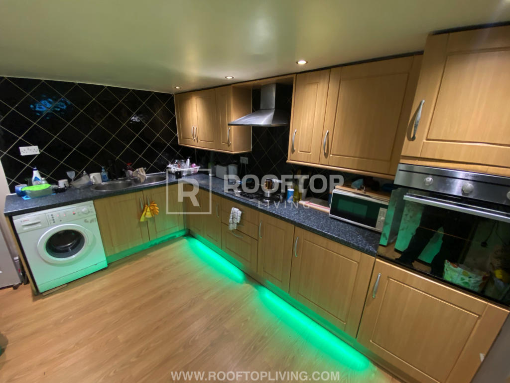 6 bed Detached House for rent in Leeds. From Rooftop Living - UK Ltd