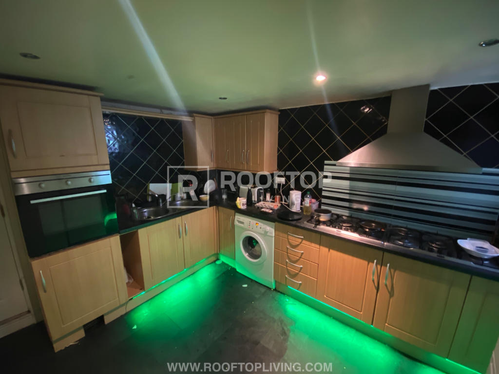 8 bed Detached House for rent in Leeds. From Rooftop Living - UK Ltd