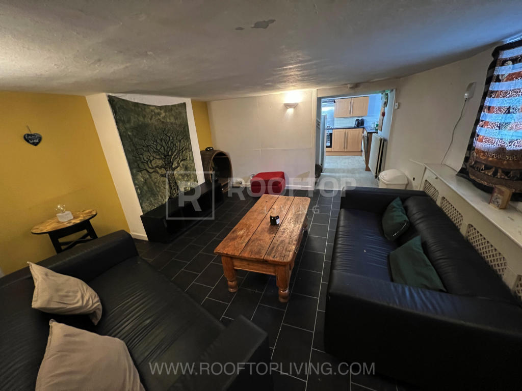 5 bed Detached House for rent in Leeds. From Rooftop Living - UK Ltd