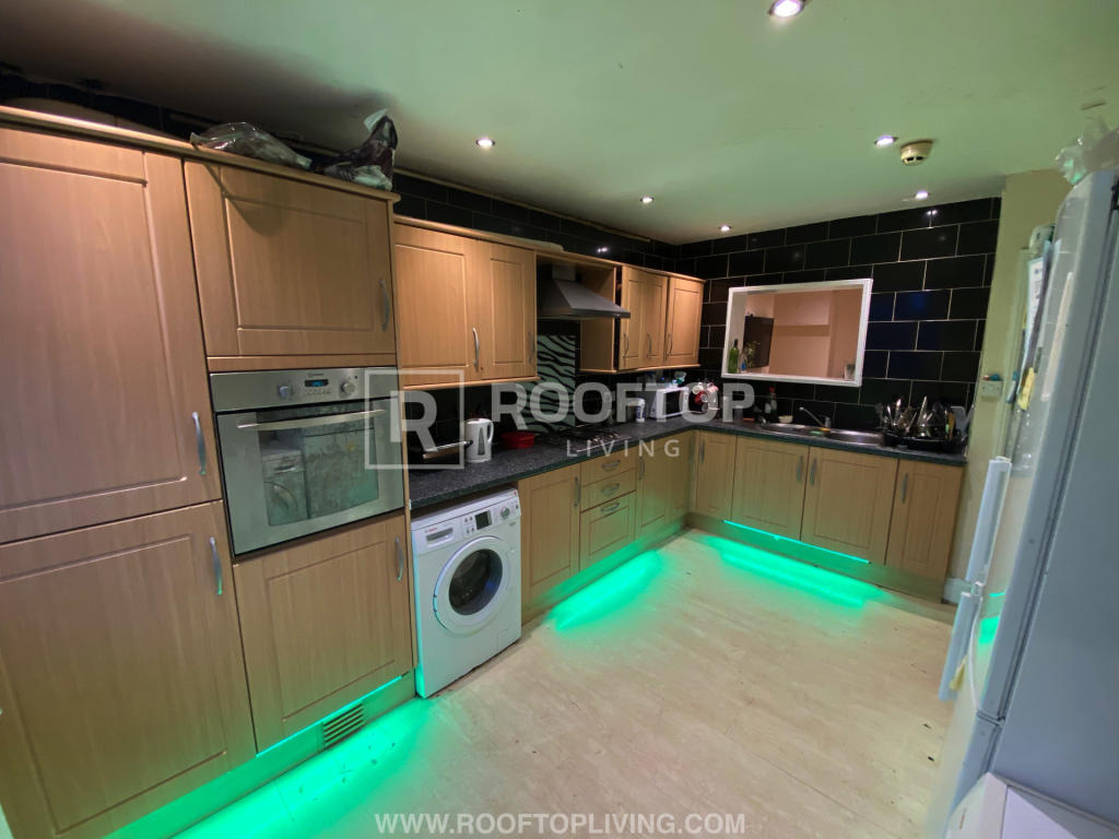 6 bed Detached House for rent in Leeds. From Rooftop Living - UK Ltd