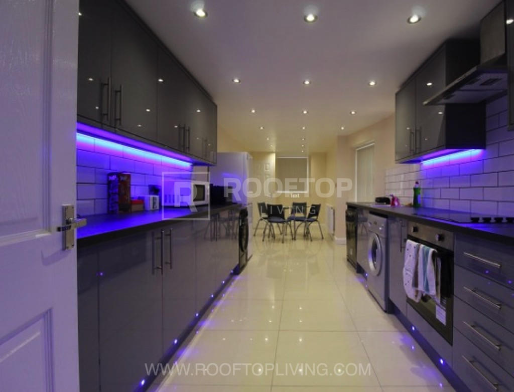 8 bed Detached House for rent in Leeds. From Rooftop Living - UK Ltd