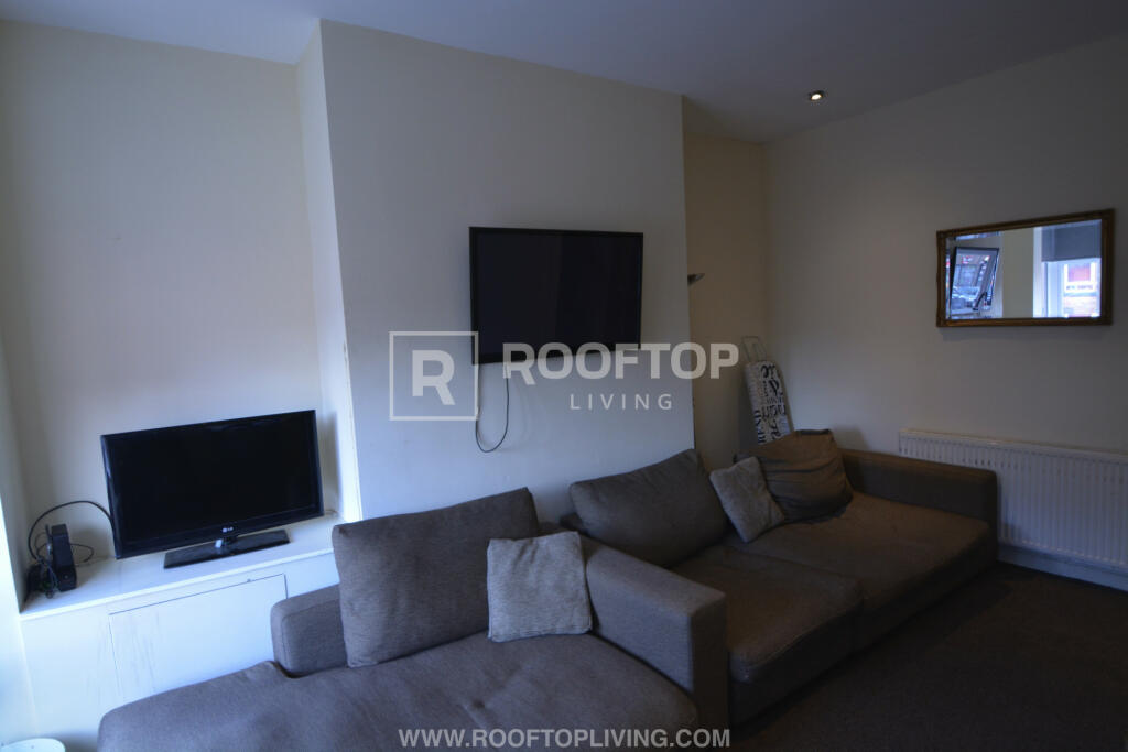 5 bed Detached House for rent in Leeds. From Rooftop Living - UK Ltd