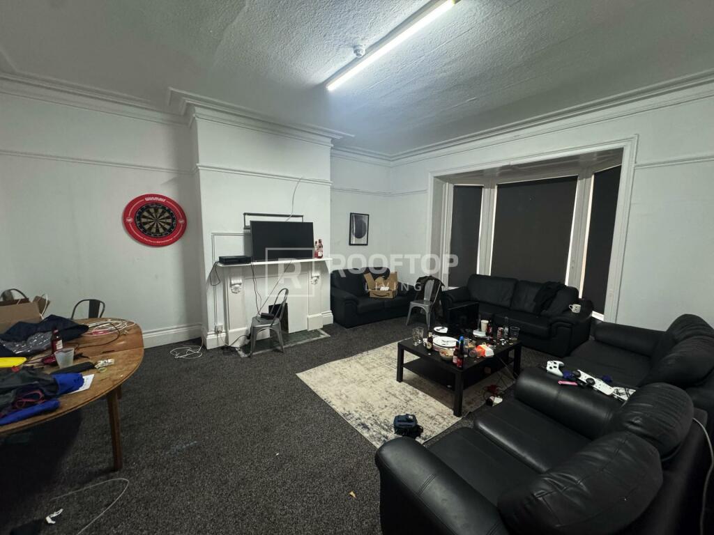 10 bed Detached for rent in Leeds. From Rooftop Living - UK Ltd