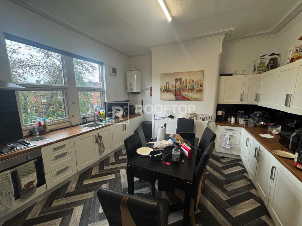 9 bed Detached for rent in Leeds. From Rooftop Living - UK Ltd