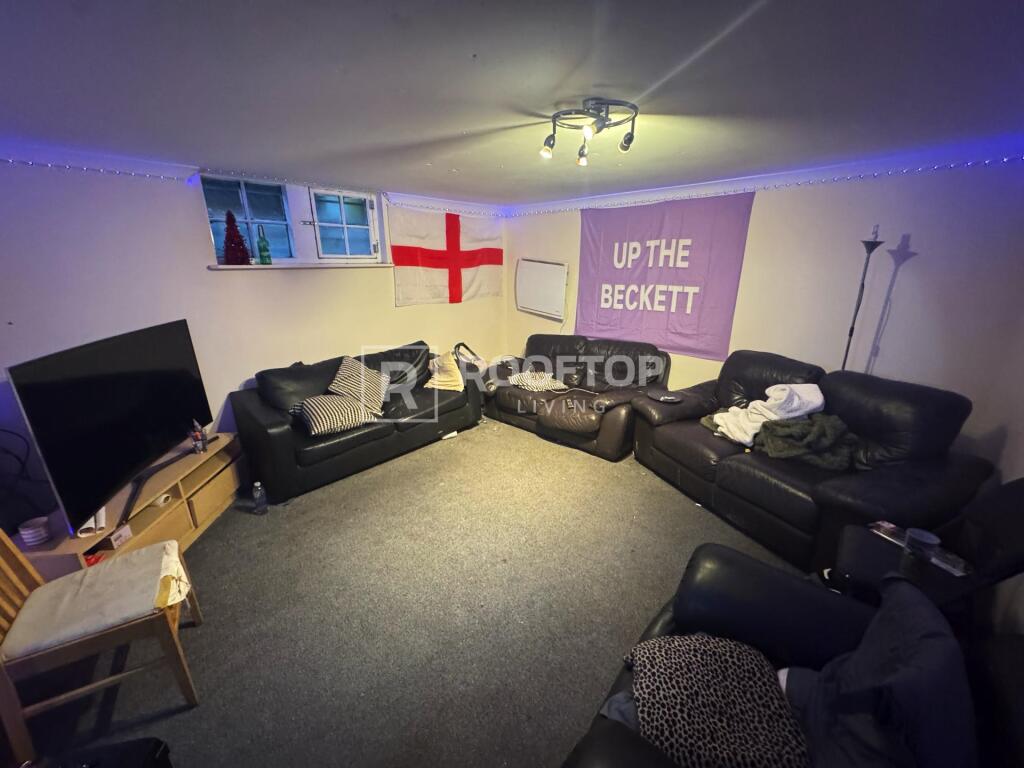 10 bed Detached for rent in Leeds. From Rooftop Living - UK Ltd 10 bed Detached for rent in Leeds. From Rooftop Living - UK Ltd