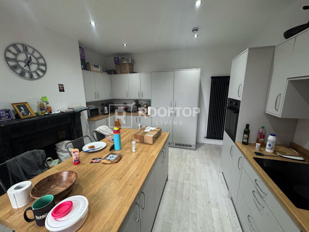 9 bed Detached for rent in Leeds. From Rooftop Living - UK Ltd