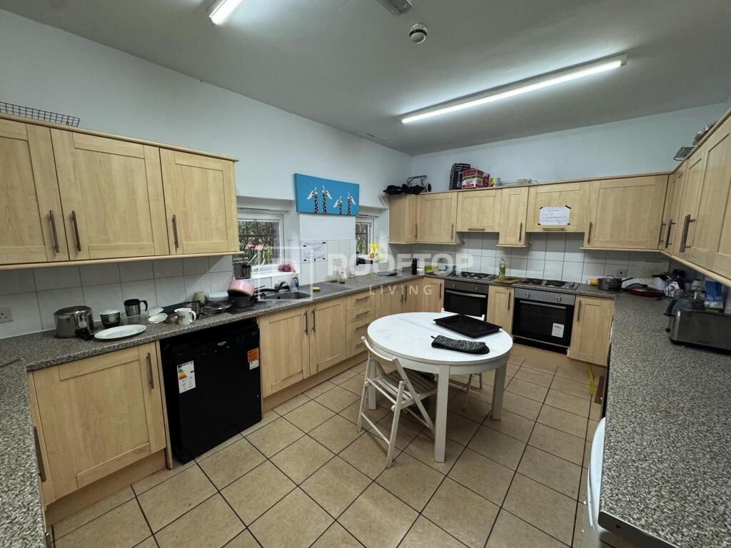 9 bed Detached for rent in Leeds. From Rooftop Living - UK Ltd 9 bed Detached for rent in Leeds. From Rooftop Living - UK Ltd