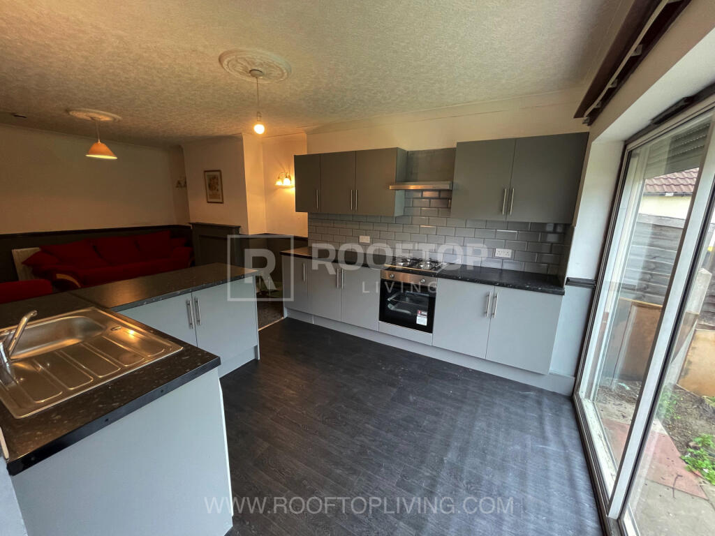 5 bed Detached for rent in Leeds. From Rooftop Living - UK Ltd