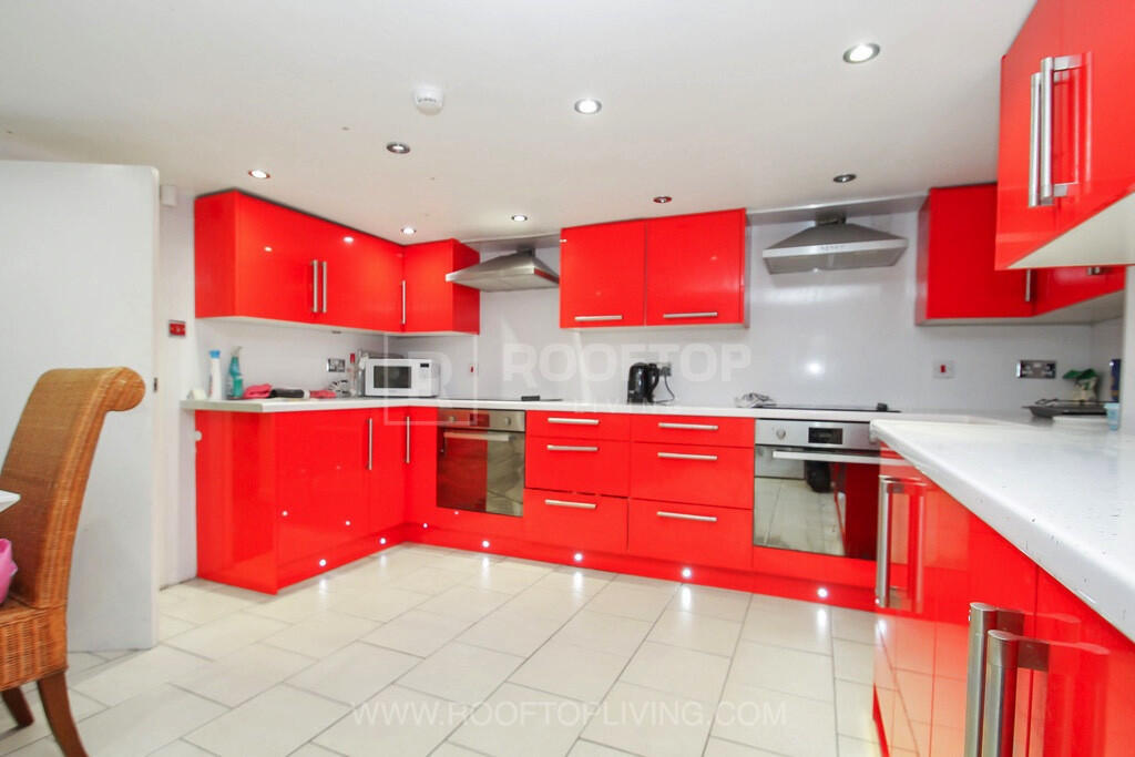 10 bed Detached for rent in Leeds. From Rooftop Living - UK Ltd 10 bed Detached for rent in Leeds. From Rooftop Living - UK Ltd