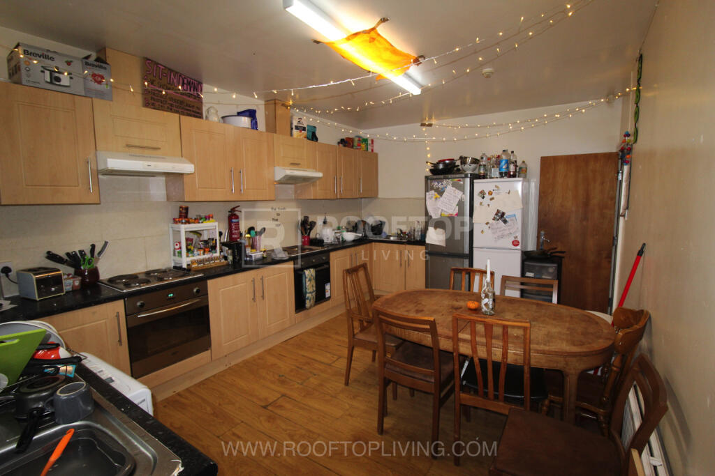 9 bed Detached for rent in Leeds. From Rooftop Living - UK Ltd 9 bed Detached for rent in Leeds. From Rooftop Living - UK Ltd