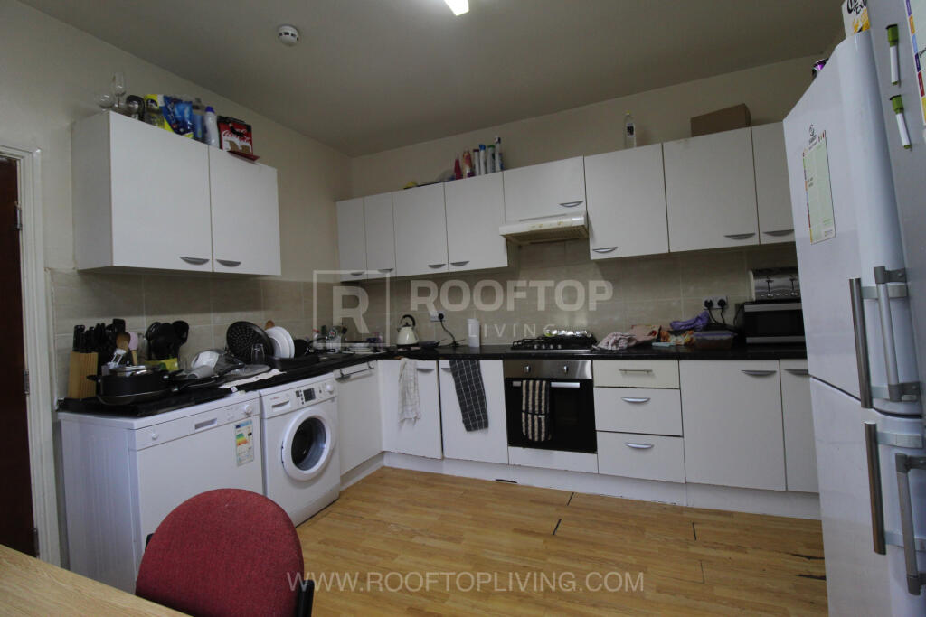 6 bed Detached for rent in Leeds. From Rooftop Living - UK Ltd 6 bed Detached for rent in Leeds. From Rooftop Living - UK Ltd