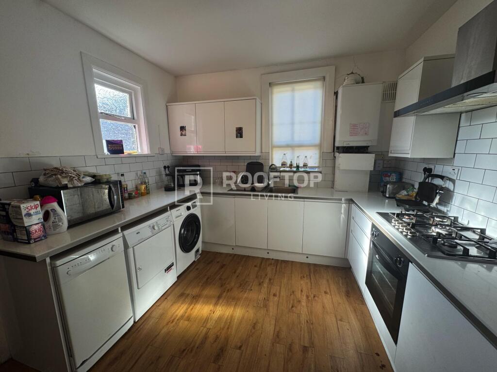 6 bed Detached for rent in Leeds. From Rooftop Living - UK Ltd 6 bed Detached for rent in Leeds. From Rooftop Living - UK Ltd