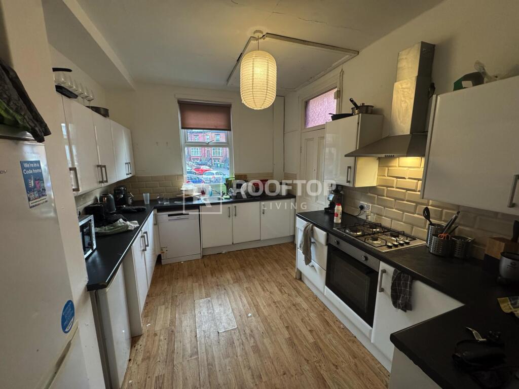 8 bed Detached for rent in Leeds. From Rooftop Living - UK Ltd 8 bed Detached for rent in Leeds. From Rooftop Living - UK Ltd