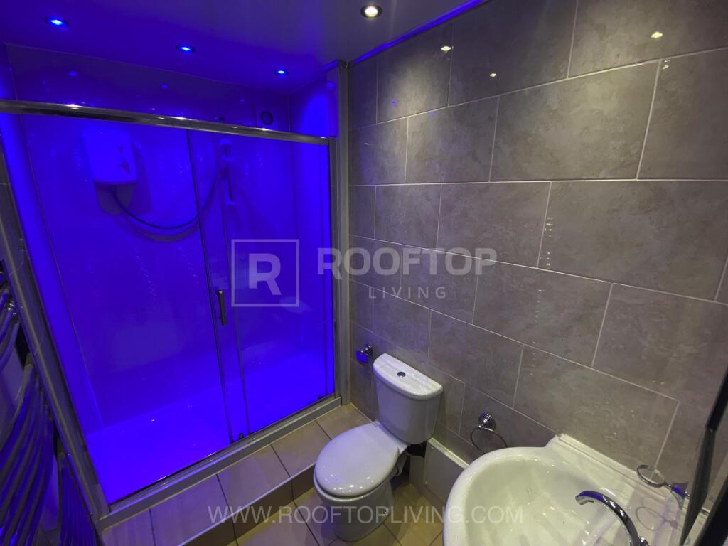 8 bed Detached for rent in Leeds. From Rooftop Living - UK Ltd 8 bed Detached for rent in Leeds. From Rooftop Living - UK Ltd